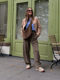 Diana wears Buckle Banana XL